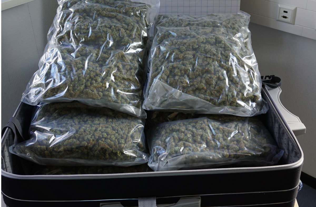 Heilbronner Zöllner mit richtigem Riecher: Sechs Kilo Marihuana in Koffer aus Spanien entdeckt
