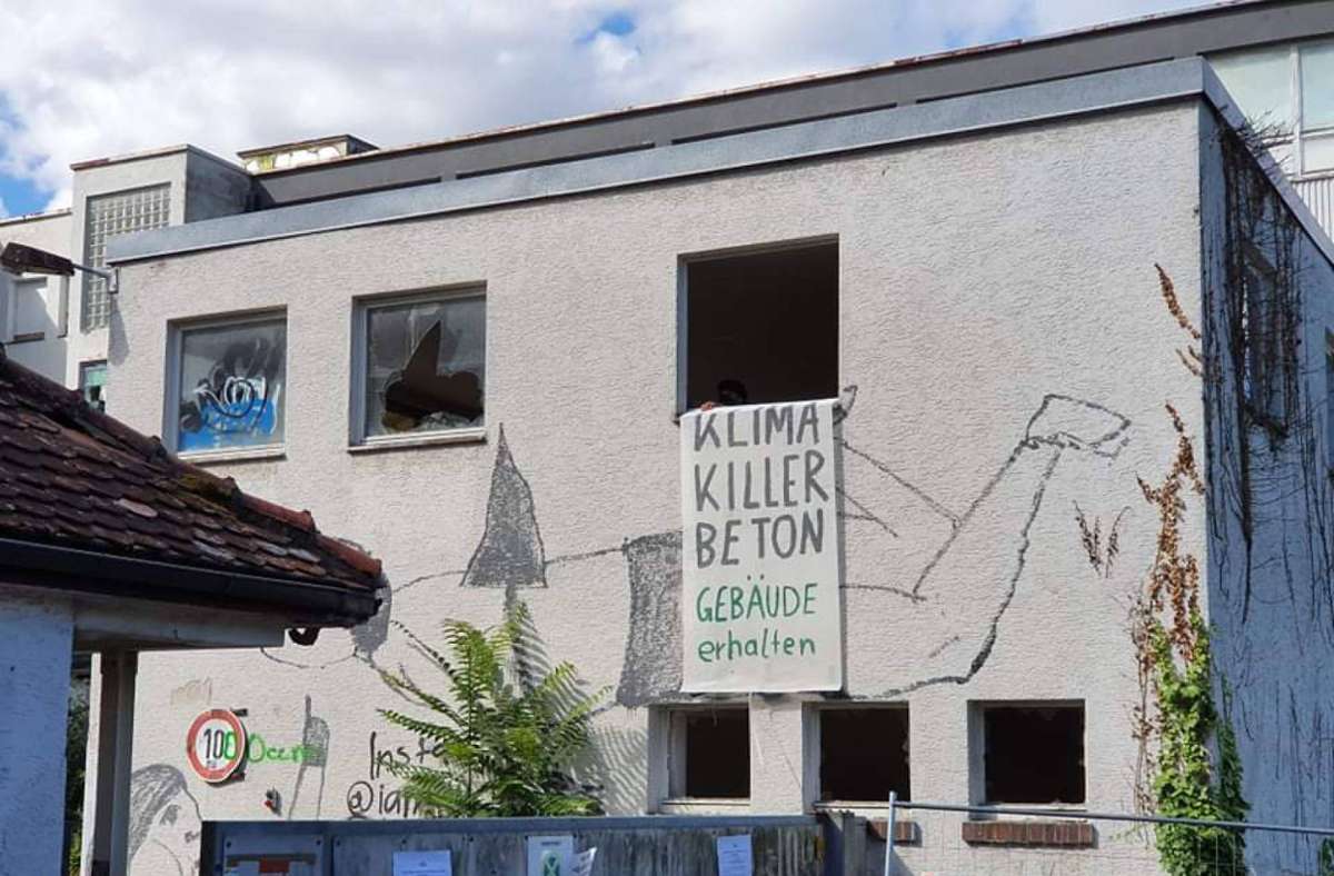 Die Aktivisten besetzten die alte und marode Bettenfabrik in Bad Cannstatt.