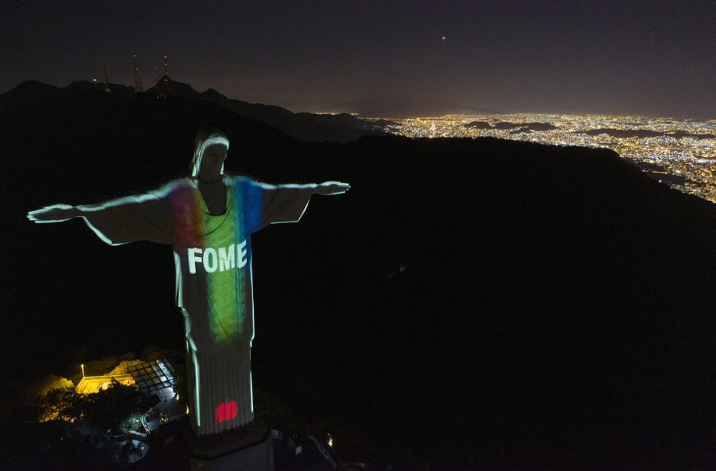 Am vergangenen Wochenende leuchtete das Wort „fome“ (deutsch: Hunger) auf dem Wahrzeichen in Rio.