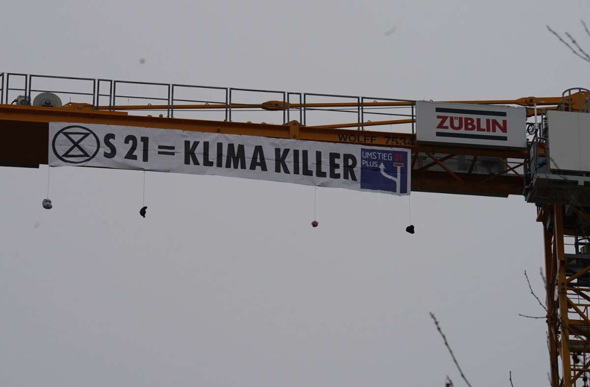 Aktivisten haben ein Banner an einen Kran auf der  Stuttgarter Königstraße angebracht. Foto: Fotoagentur-Stuttgart/Andreas Rosar