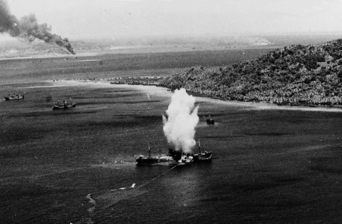 Torpedotreffer auf einem japanischen Handelsschiff im Pazifikkrieg 1944