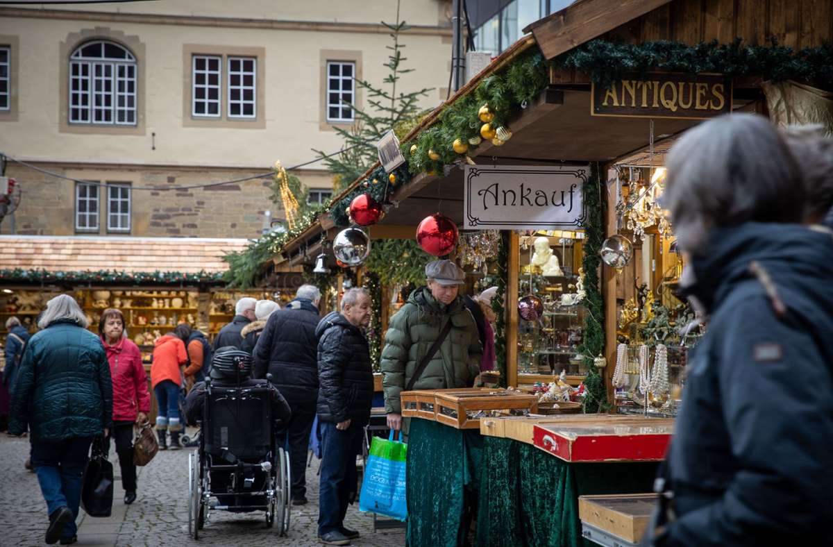 Anders als gewohnt: Der Antikmarkt auf dem Weihnachtsmarkt muss in diesem Jahr ohne beheiztes Zelt auskommen. Foto: Lichtgut//eif Piechowski