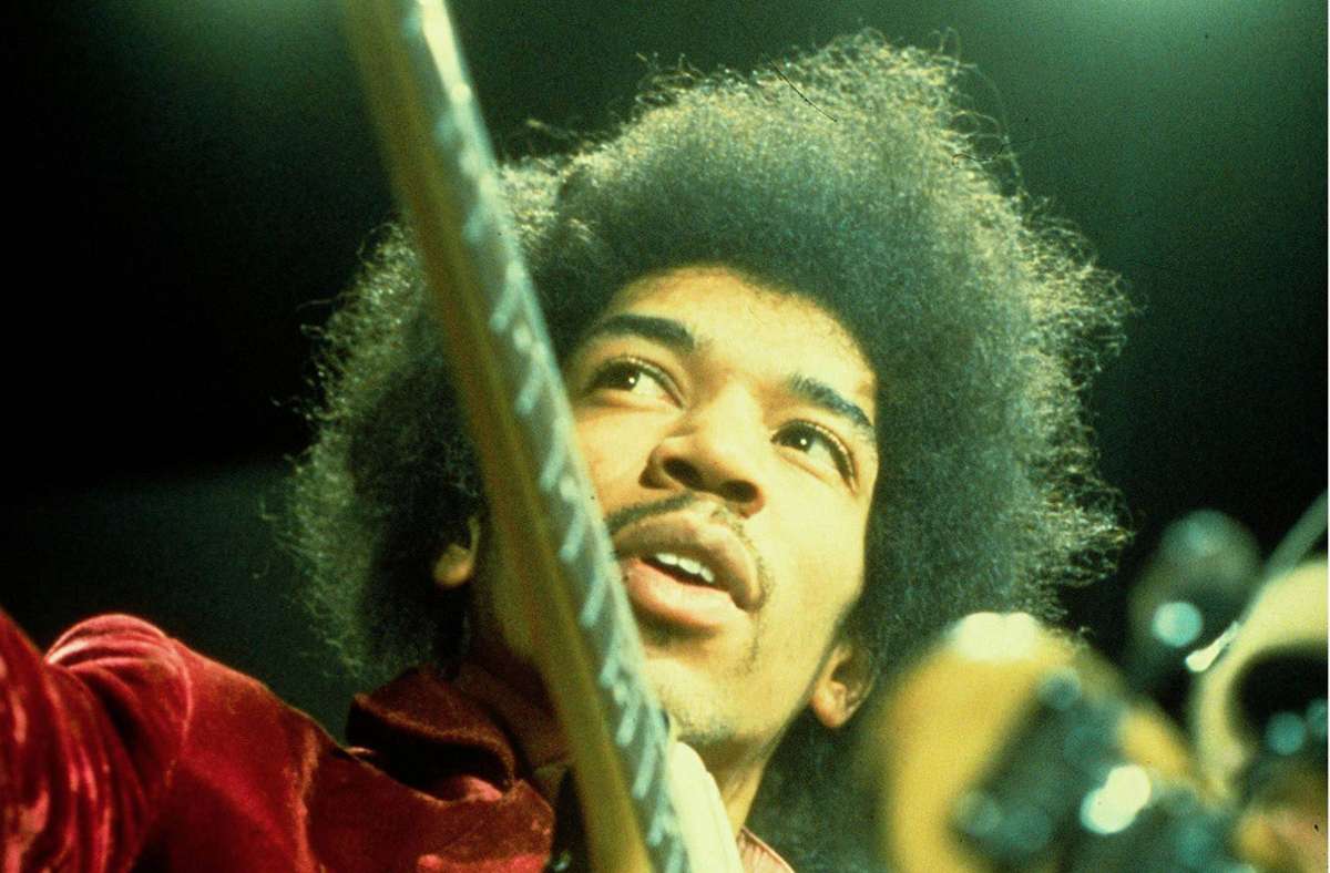 Jimi Hendrix, hier bei einem Konzert im Jahr 1969, wird bis heute ist bis heute von vielen als Revolutionär der Rockmusik  verehrt.